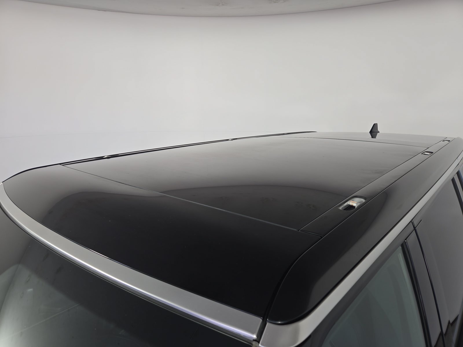 Used 2025 Rivian R1S Adventure Dual AWD/4WD image 13