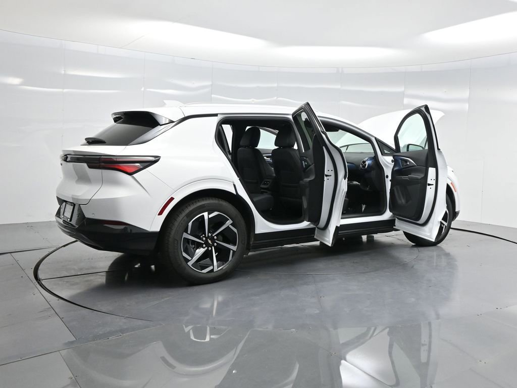 Used 2025 Chevrolet Equinox EV LT w/ Convenience Package image 4