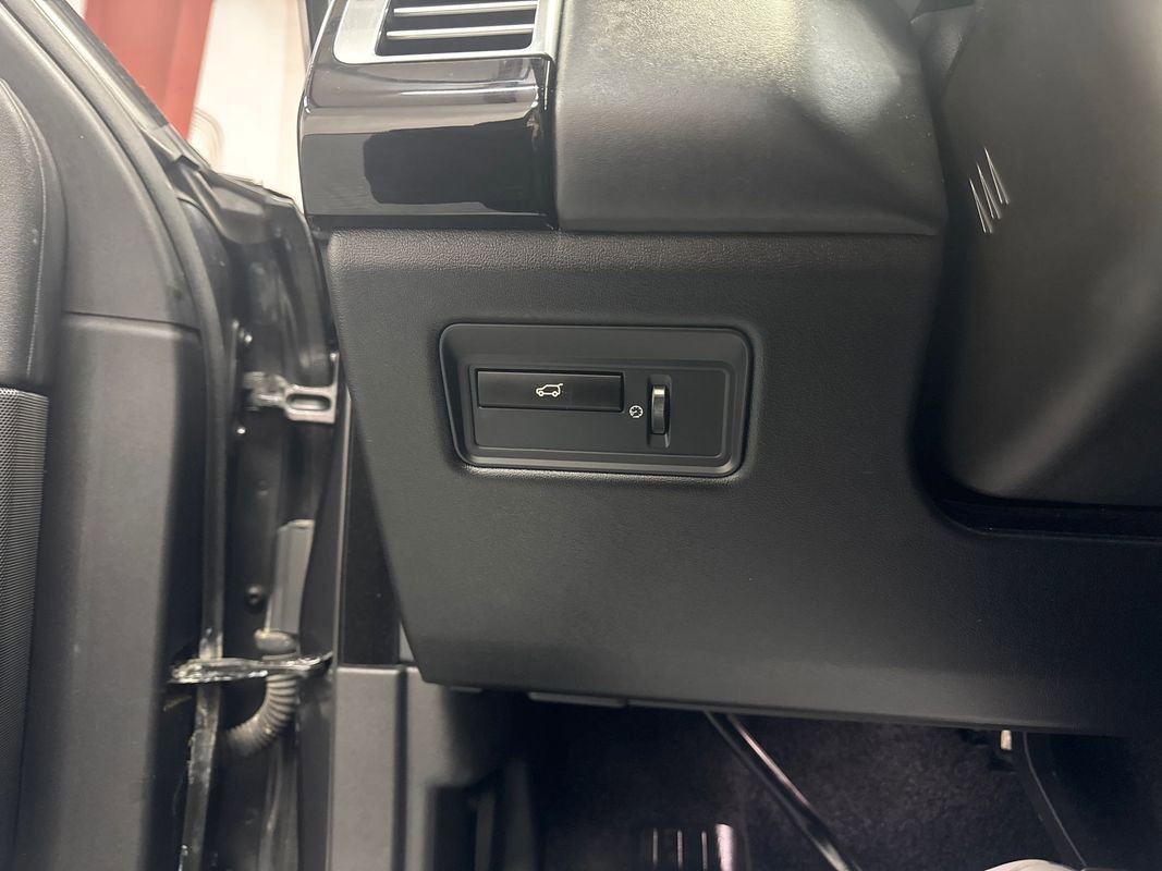 Used 2013 Land Rover Range Rover Supercharged image 12