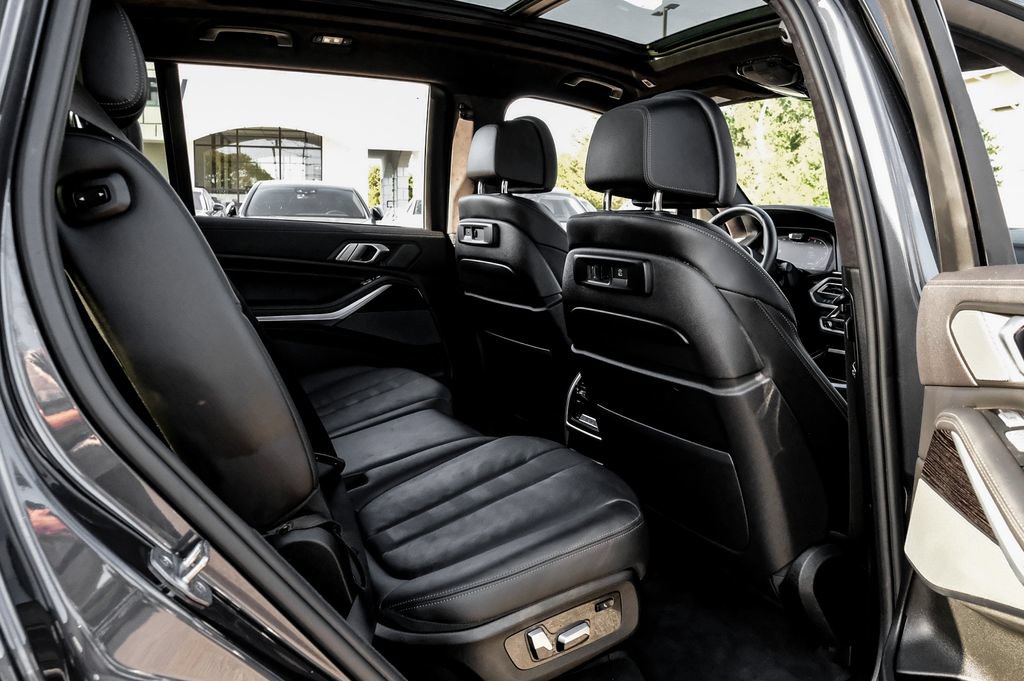 Used 2021 BMW X7 M50i w/ Dynamic Handling Package AWD/4WD image 40