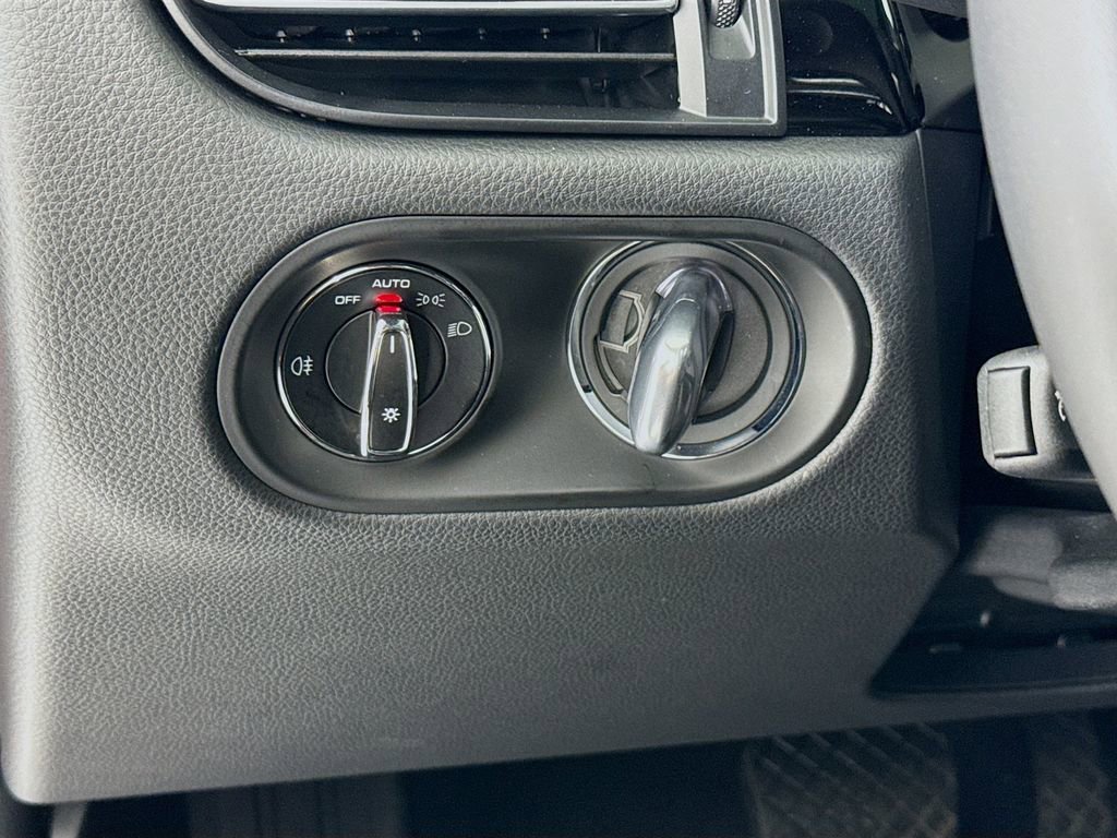 Certified 2025 Porsche Macan image 15