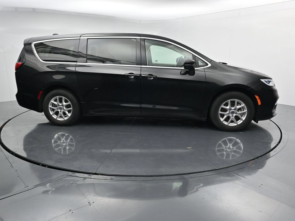 Used 2023 Chrysler Pacifica Touring-L FWD image 9