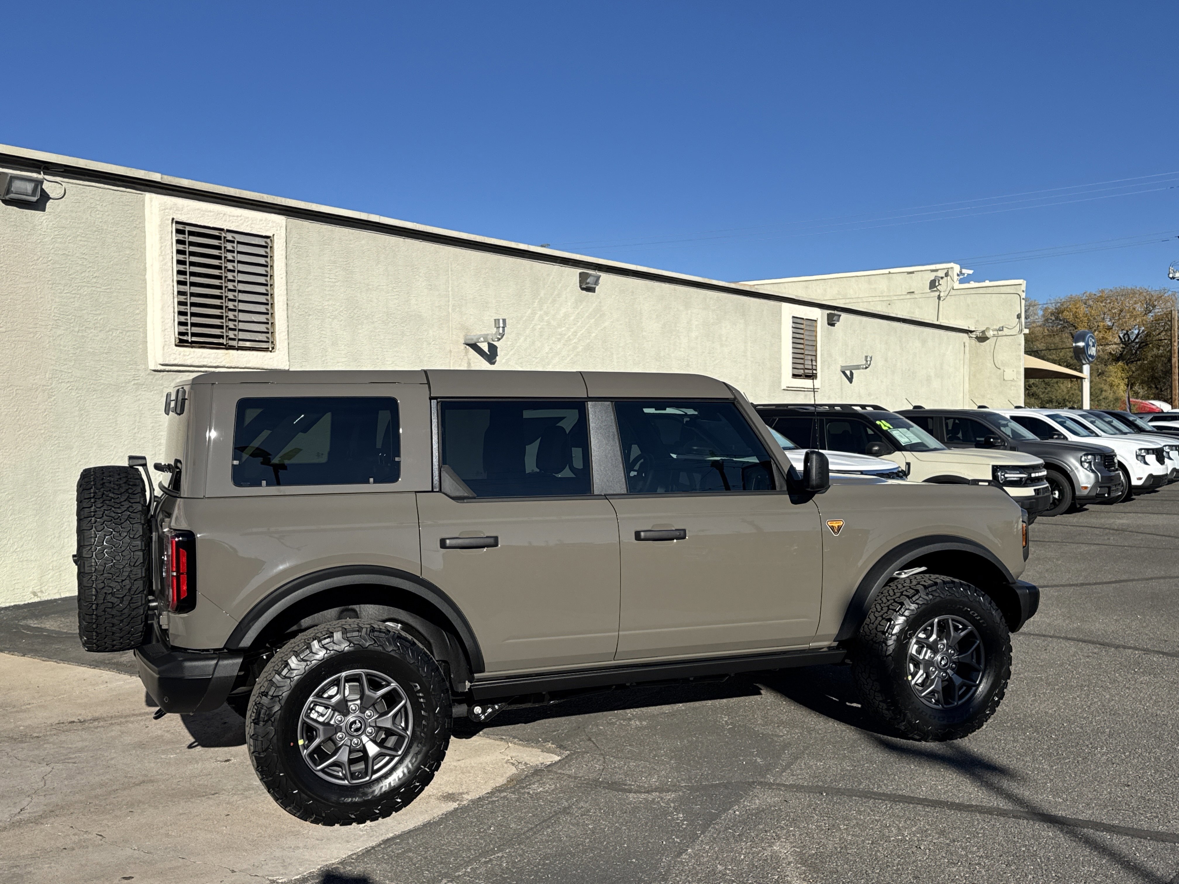 New 2025 Ford Bronco Badlands image 8