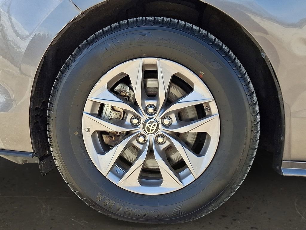 Used 2021 Toyota Sienna XLE image 9