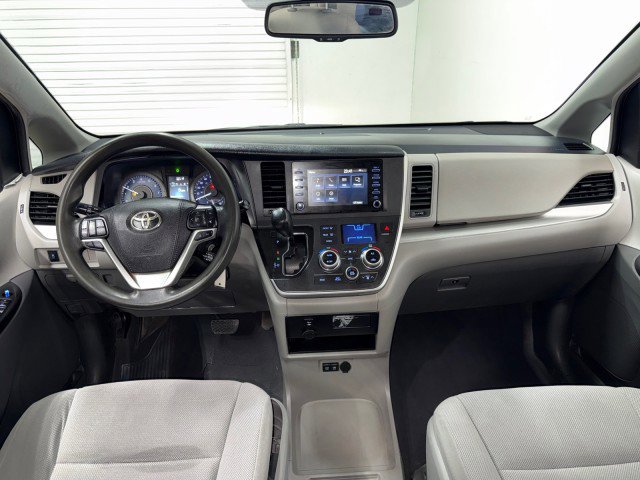 Used 2020 Toyota Sienna L image 15