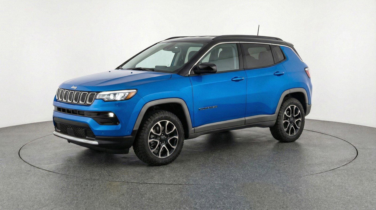 Used 2025 Jeep Compass Trailhawk image 2