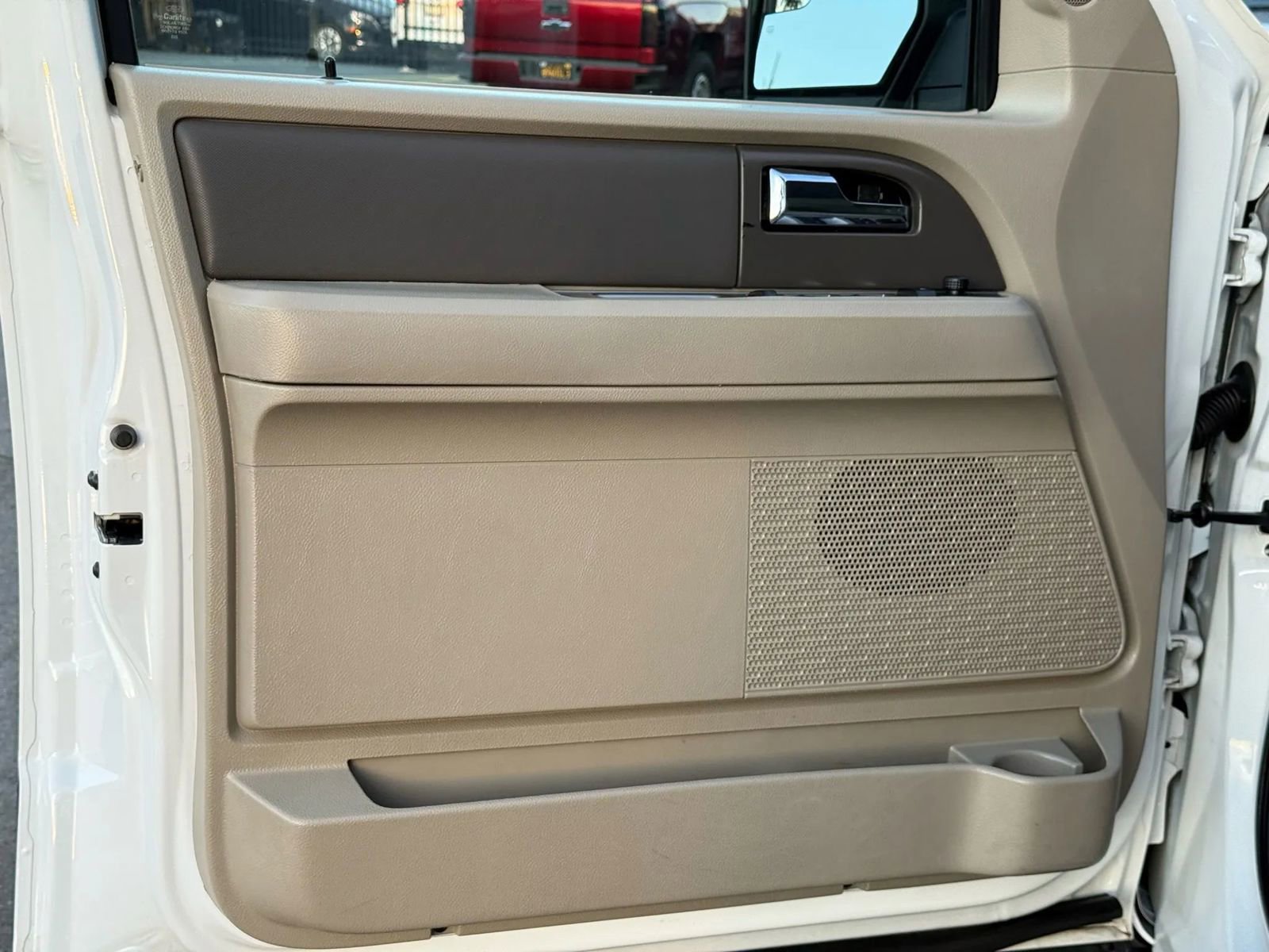 Used 2010 Ford Expedition XLT image 14