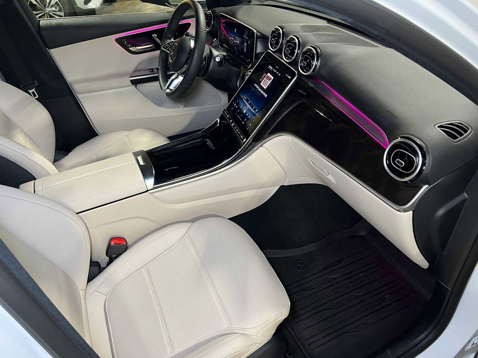 Used 2025 Mercedes-Benz GLC 300 4MATIC image 11