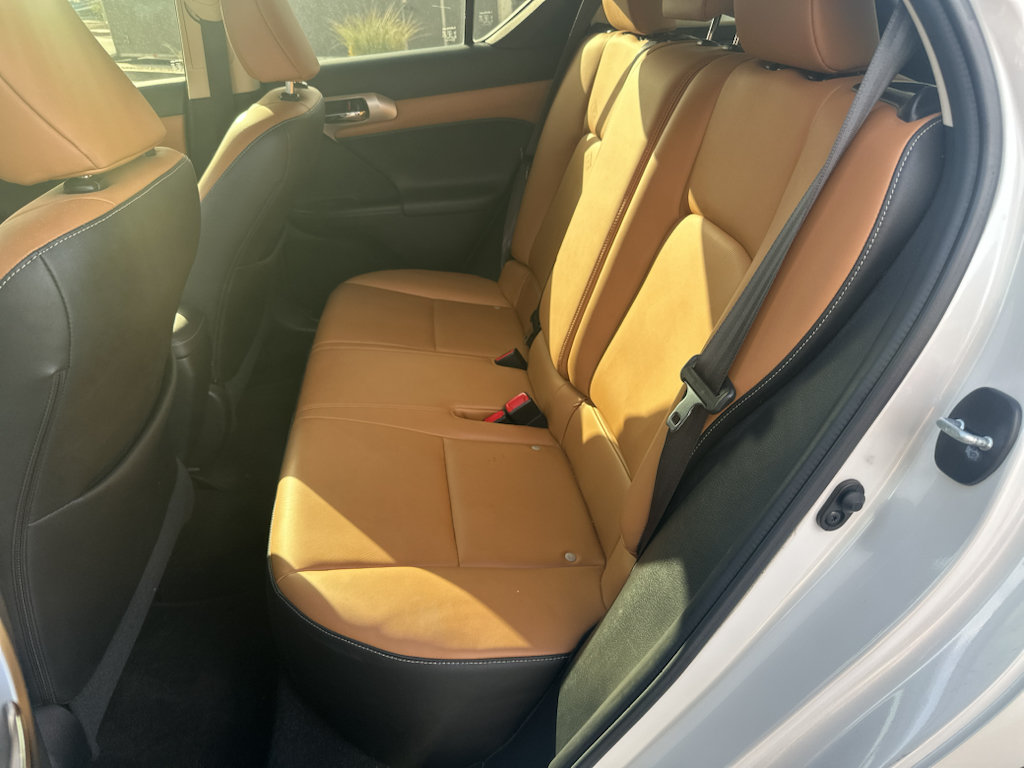 Used 2015 Lexus CT 200h w/ Navigation Package FWD image 6