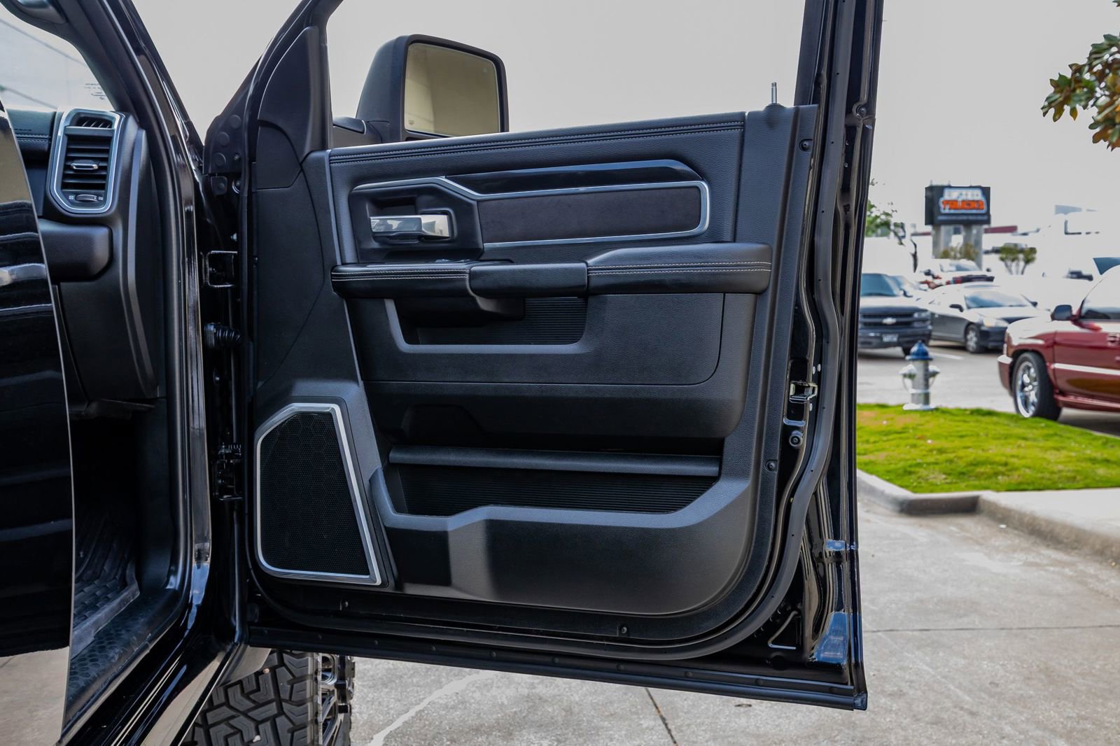 Used 2023 RAM 3500 Laramie w/ Night Edition image 37