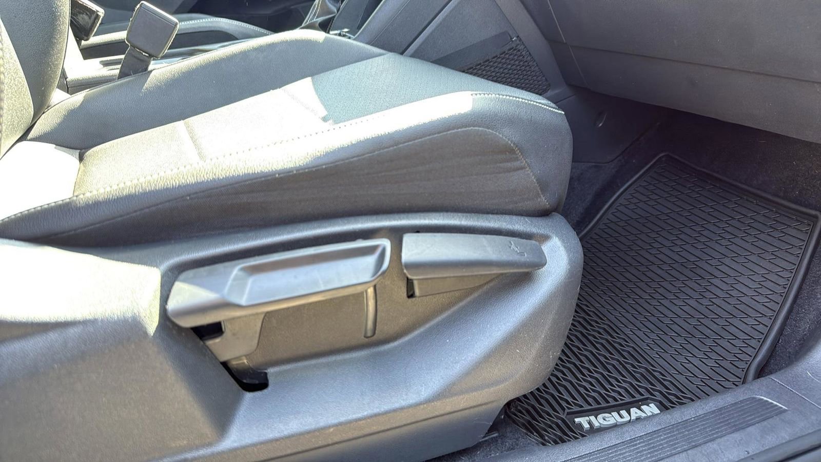 Used 2021 Volkswagen Tiguan SEL w/ 3-Row Tiguan MDO Package image 25
