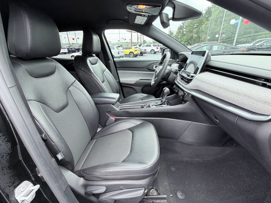 Used 2025 Jeep Compass Latitude AWD/4WD image 23