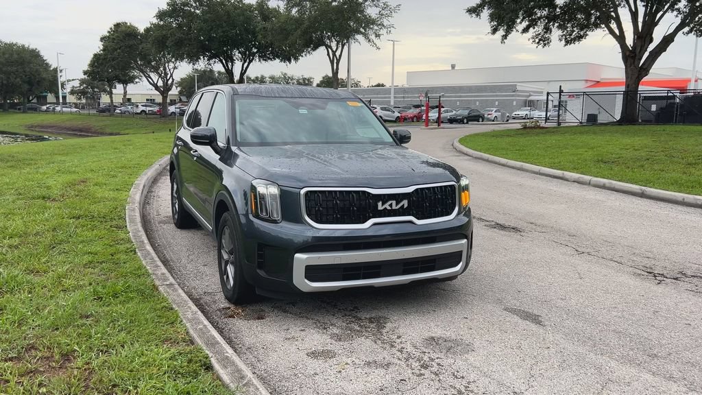Used 2024 Kia Telluride LX FWD image 3