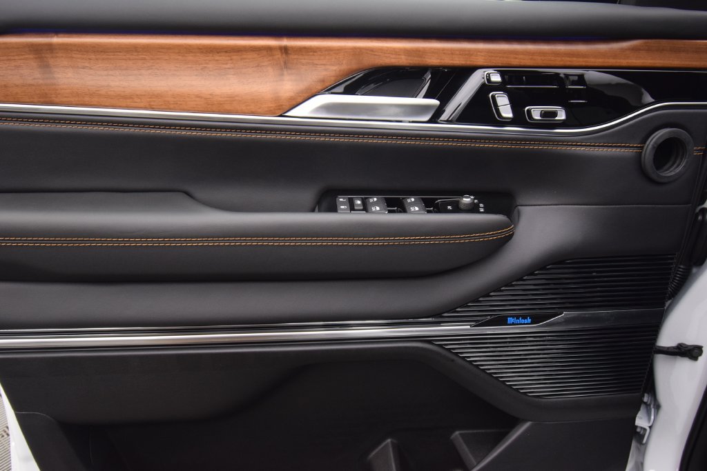 New 2026 Jeep Grand Wagoneer Summit AWD/4WD image 33