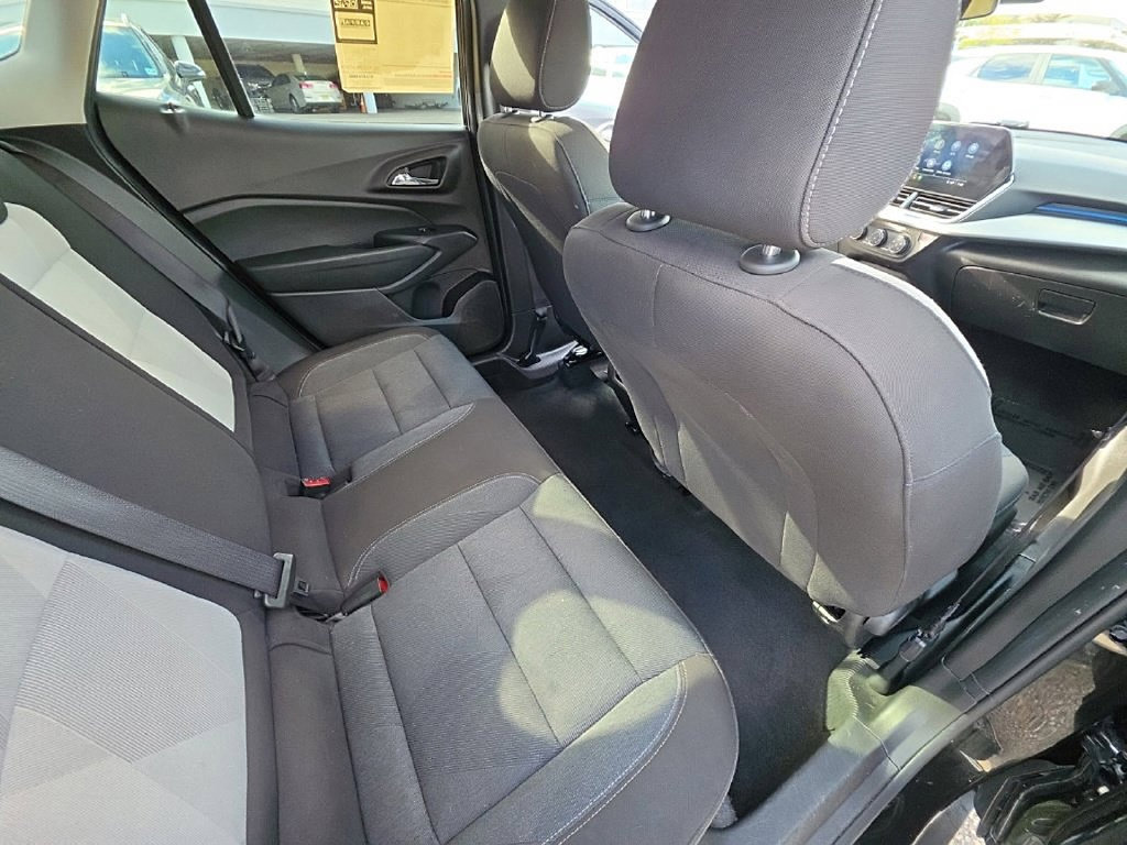 Used 2025 Chevrolet Trax LS w/ LS Convenience Package FWD image 24