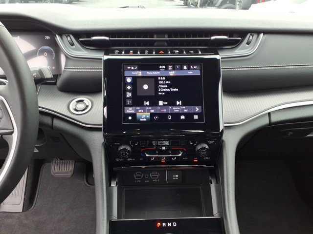 Used 2023 Jeep Grand Cherokee Altitude AWD/4WD image 10