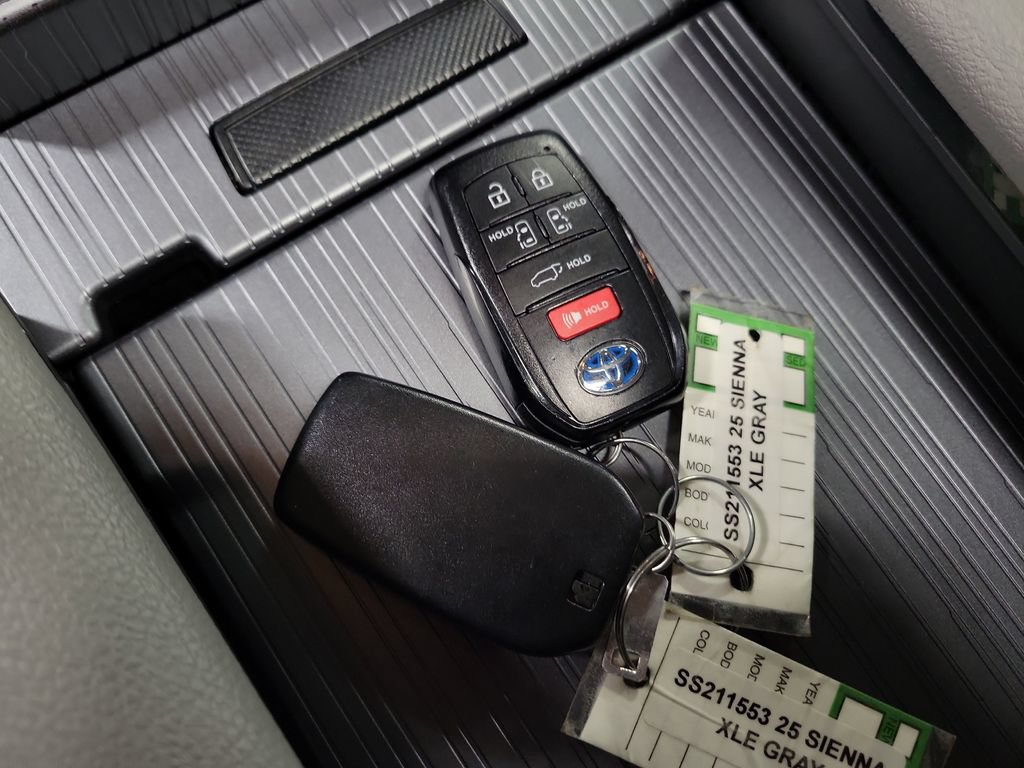 Used 2025 Toyota Sienna XLE AWD/4WD image 14