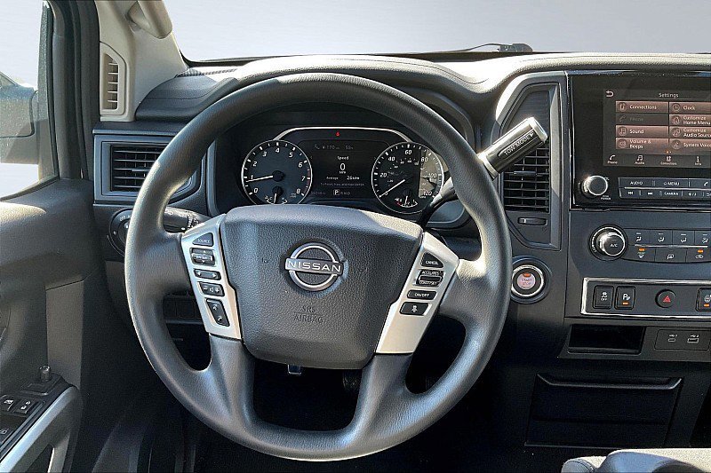 Used 2023 Nissan Titan SV image 6