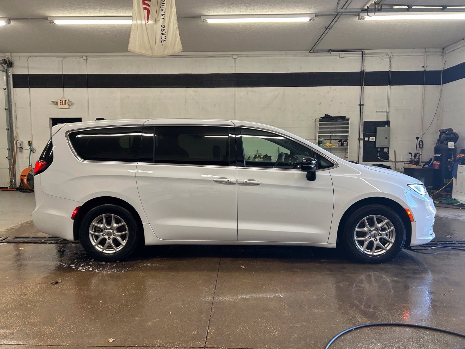 Used 2025 Chrysler Pacifica Select FWD image 8