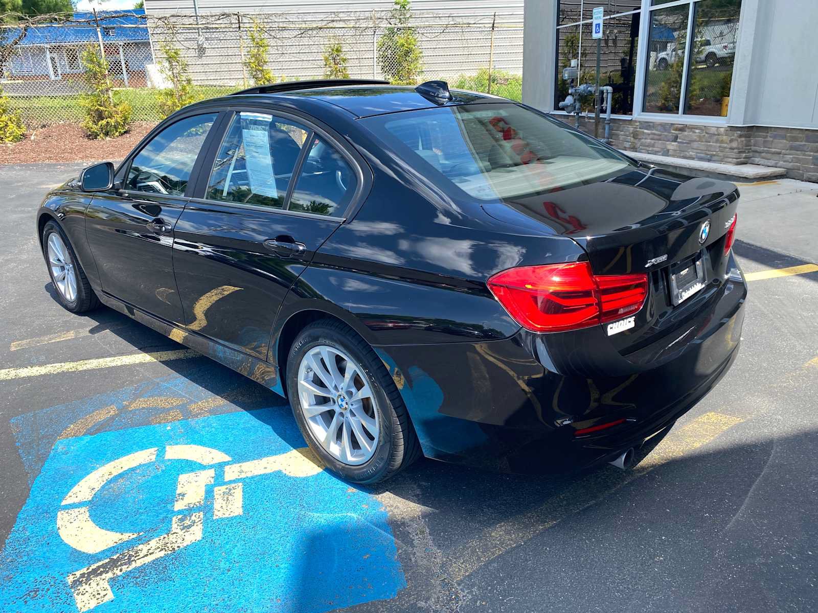 Used 2017 BMW 320i xDrive Sedan AWD/4WD image 3