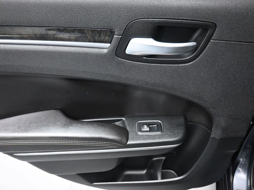 Used 2018 Chrysler 300 Limited image 29