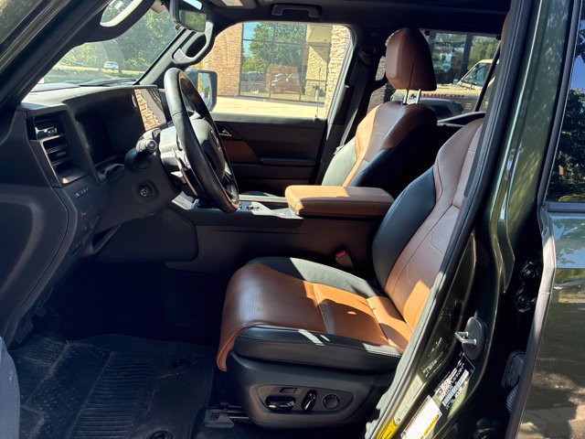 Used 2024 Lexus GX 550 w/ Accessory Package (Z1) AWD/4WD image 3