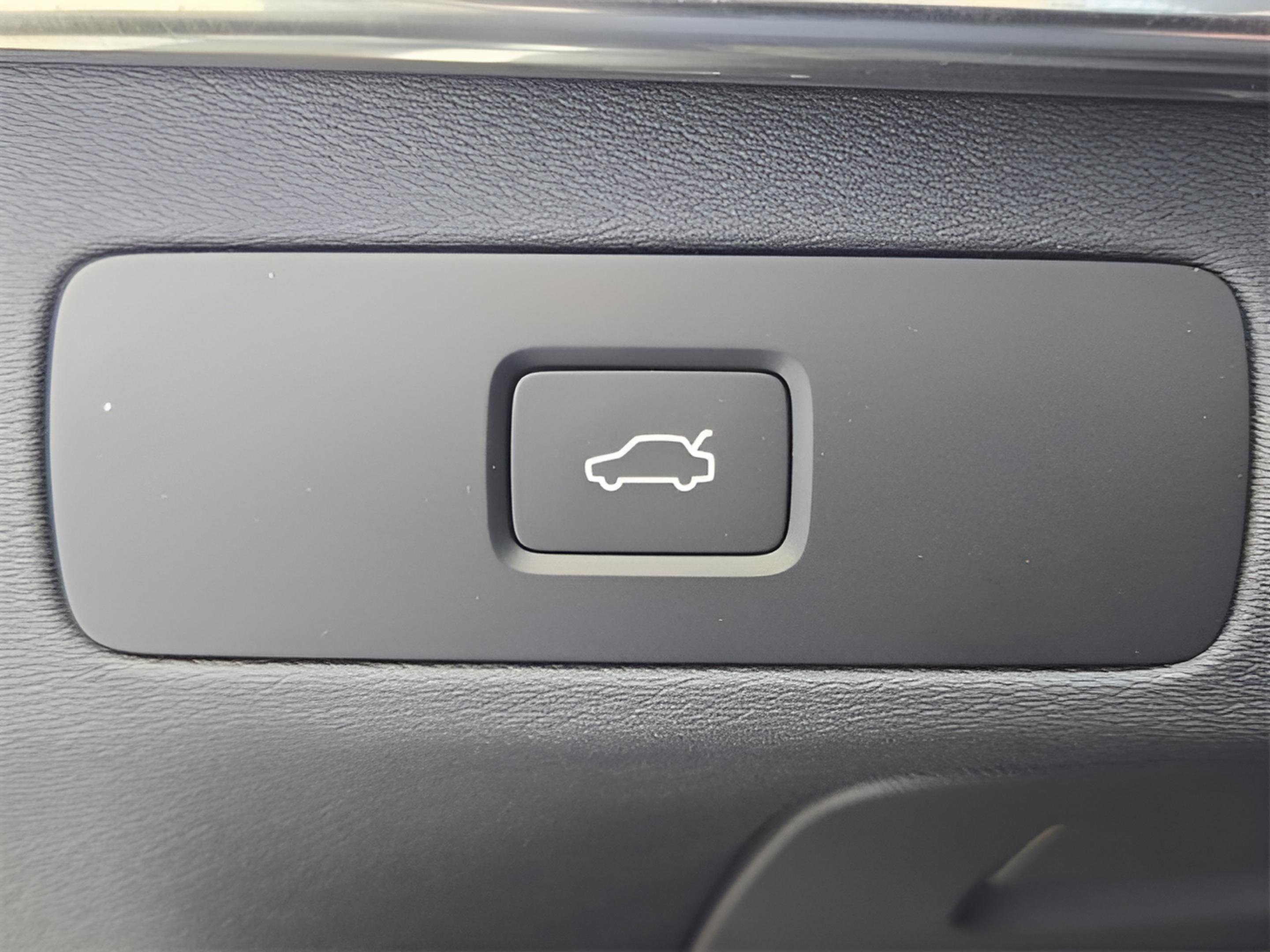 Used 2025 Volvo XC90 B6 Core w/ Protection Package image 18