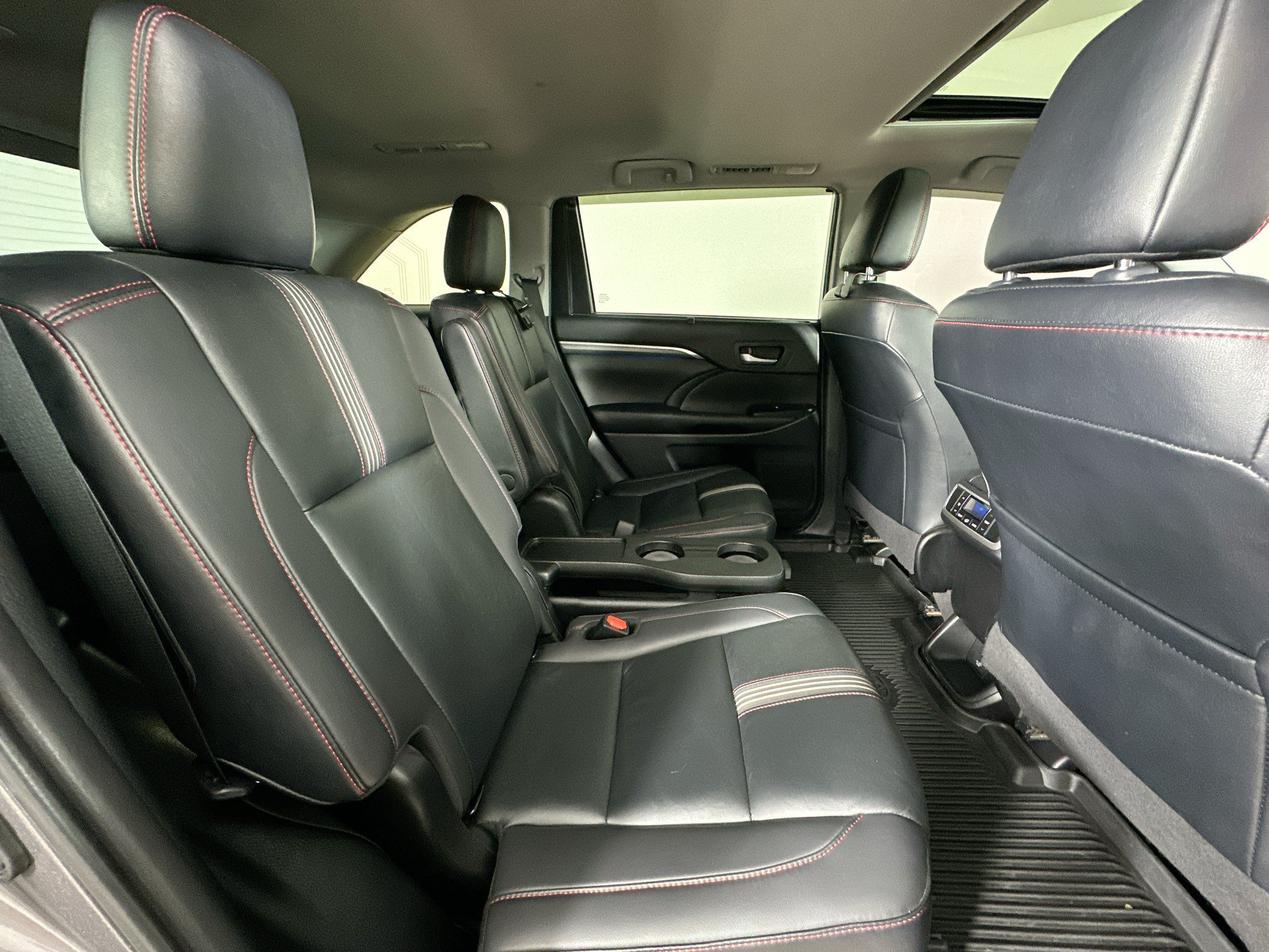 Used 2019 Toyota Highlander SE w/ Nightshade Edition AWD/4WD image 41
