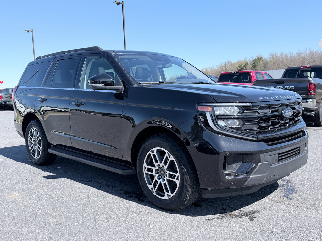 Used 2025 Ford Expedition Active AWD/4WD image 2