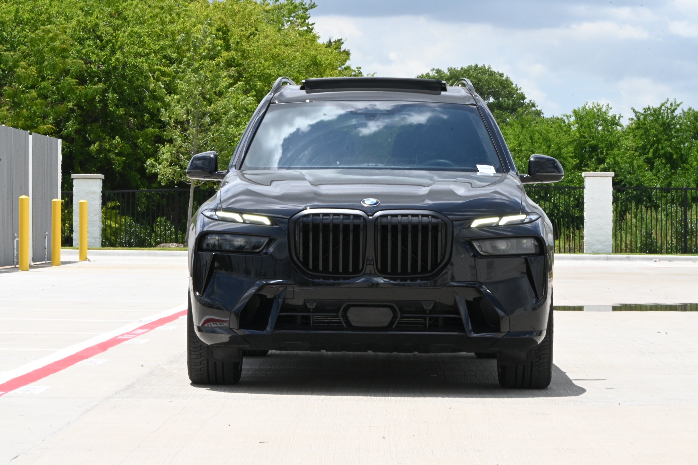 Used 2026 BMW X7 xDrive40i w/ M Sport Package AWD/4WD image 3