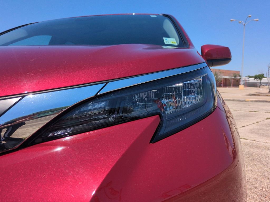 Used 2025 Toyota Sienna LE w/ LE Plus Package FWD image 10