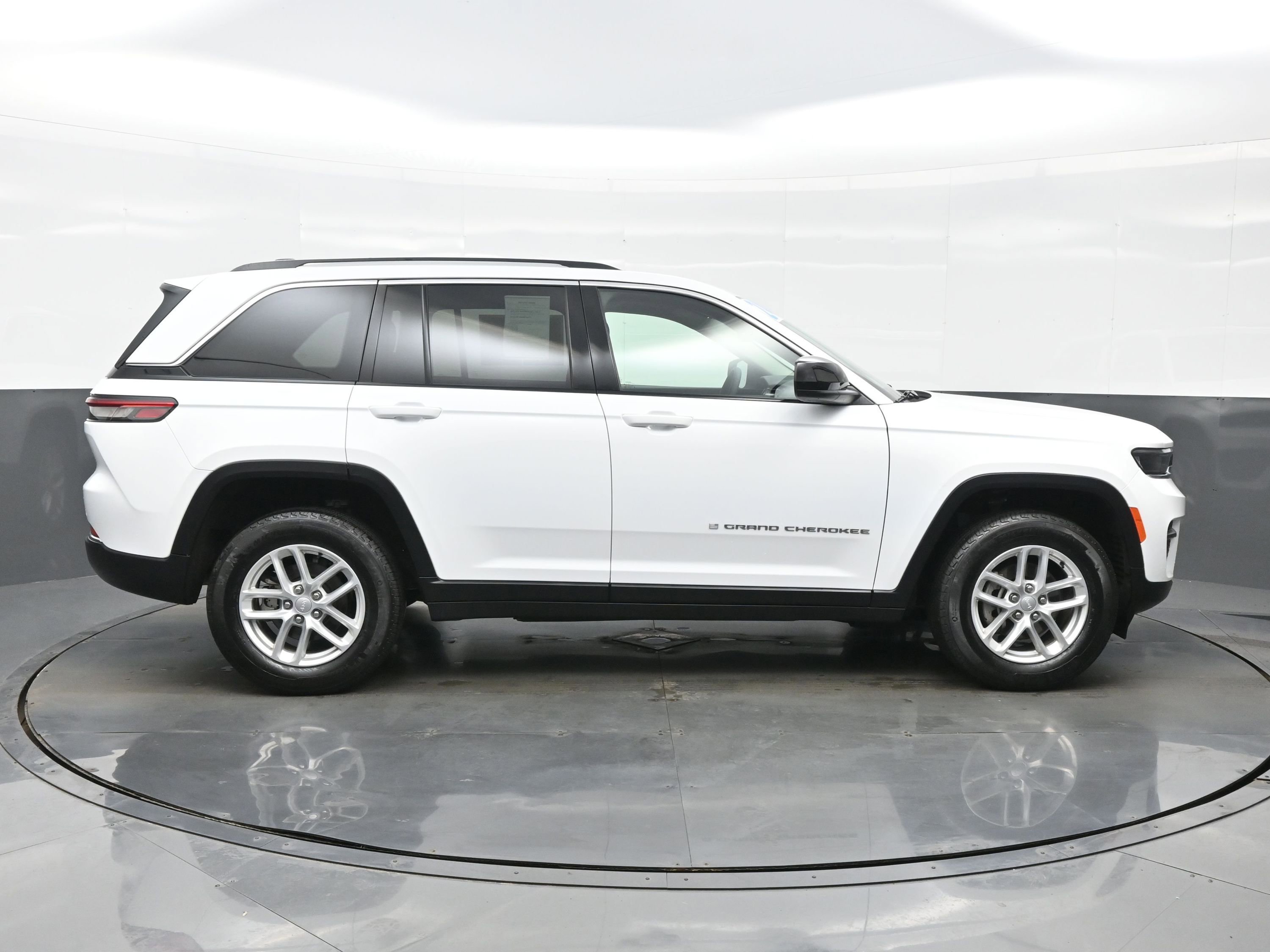 Used 2024 Jeep Grand Cherokee Laredo X image 7
