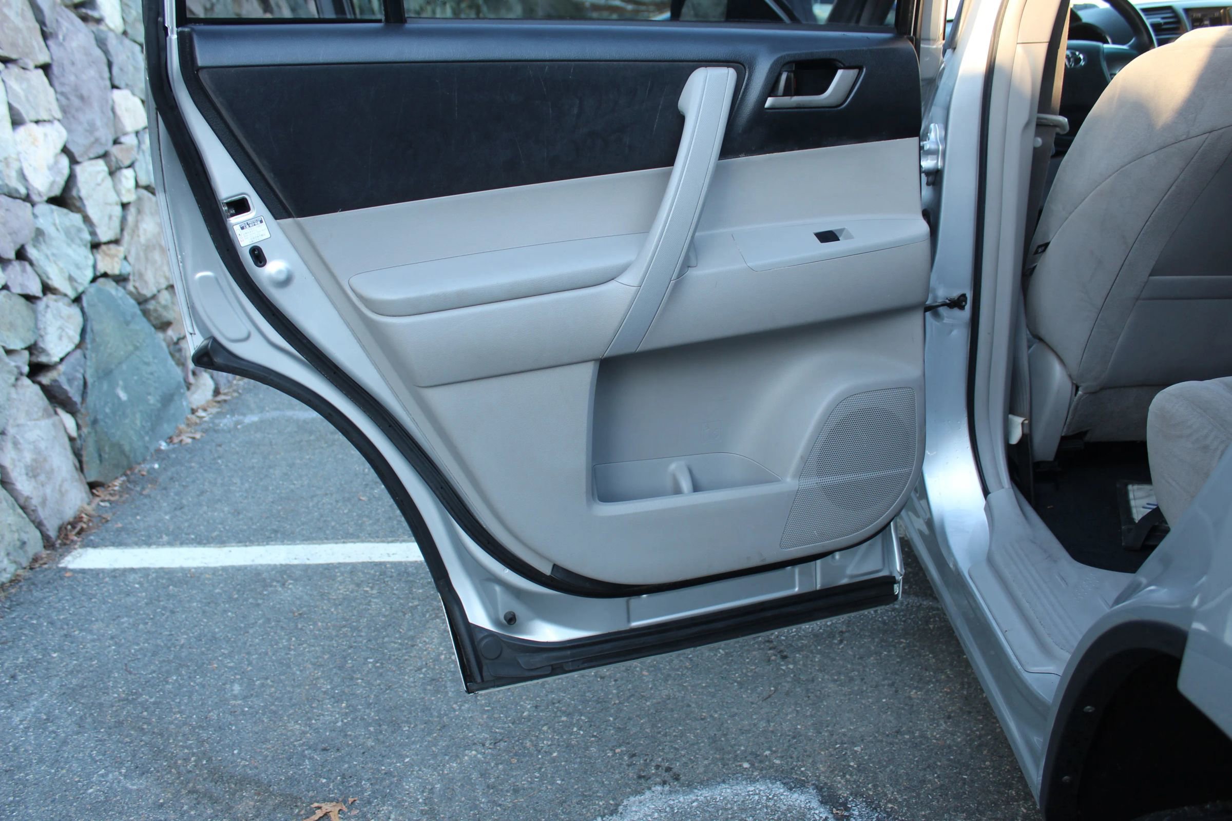 Used 2011 Toyota Highlander Hybrid w/ Cold Weather Pkg image 15