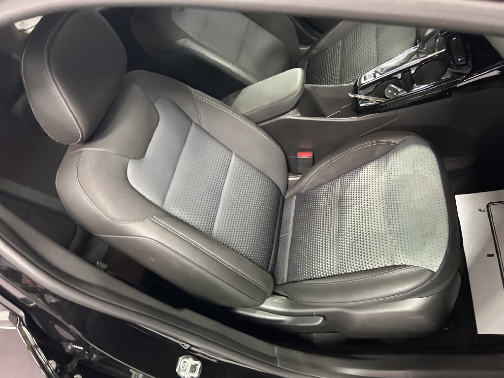 Used 2025 Chevrolet Trax LT FWD image 24