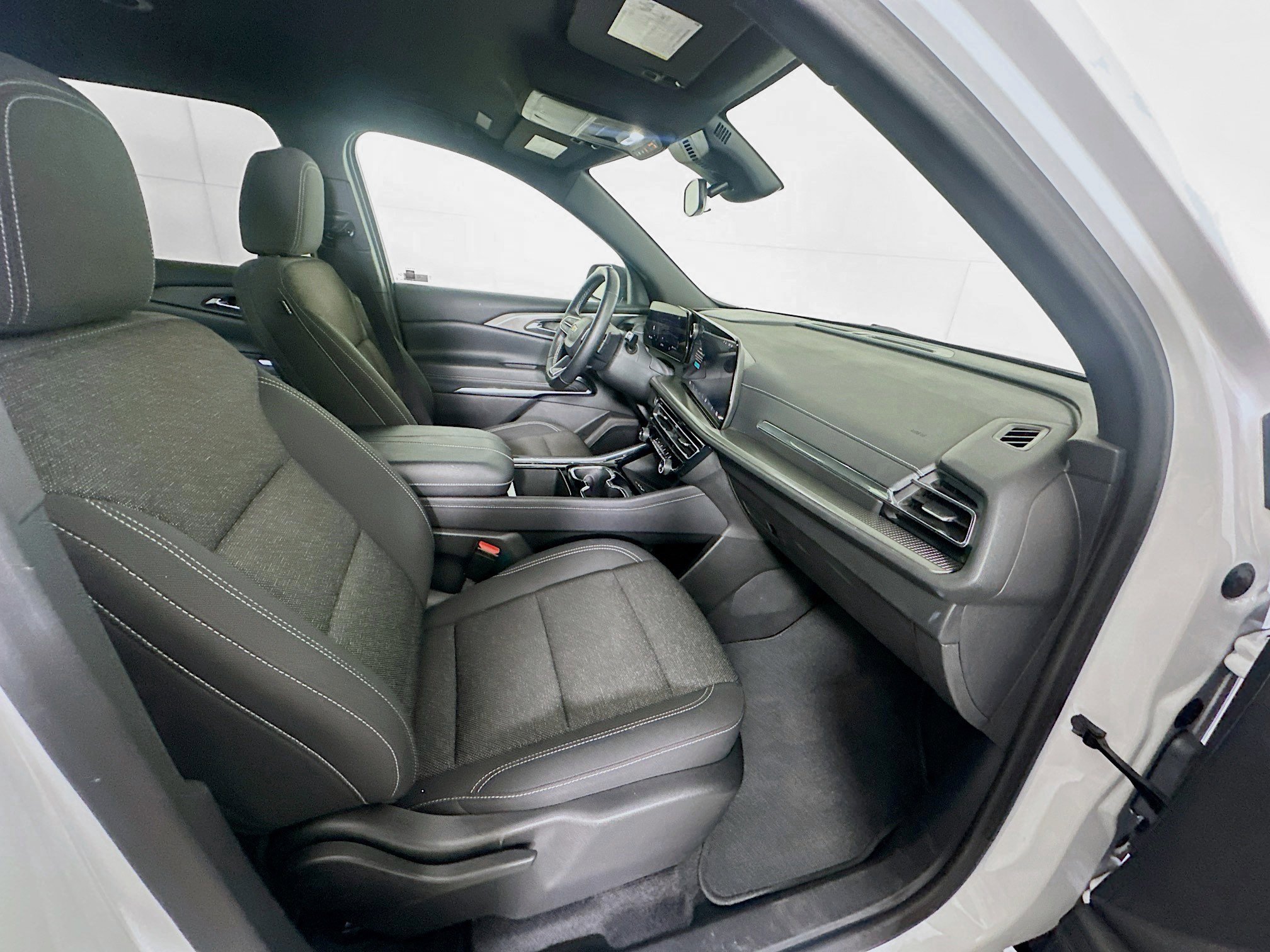 Used 2025 Chevrolet Traverse LT image 30