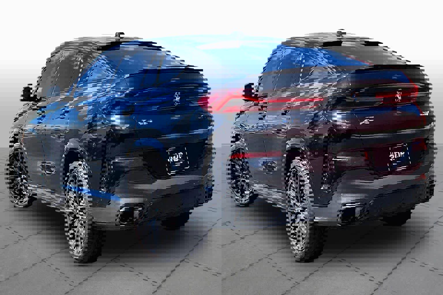 Used 2024 BMW X6 xDrive40i w/ Executive Package image 11