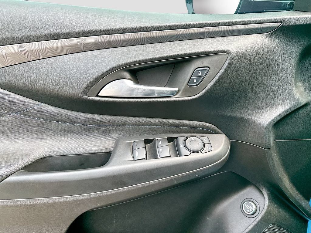 Used 2025 Buick Envista Sport Touring w/ Convenience II Package FWD image 9