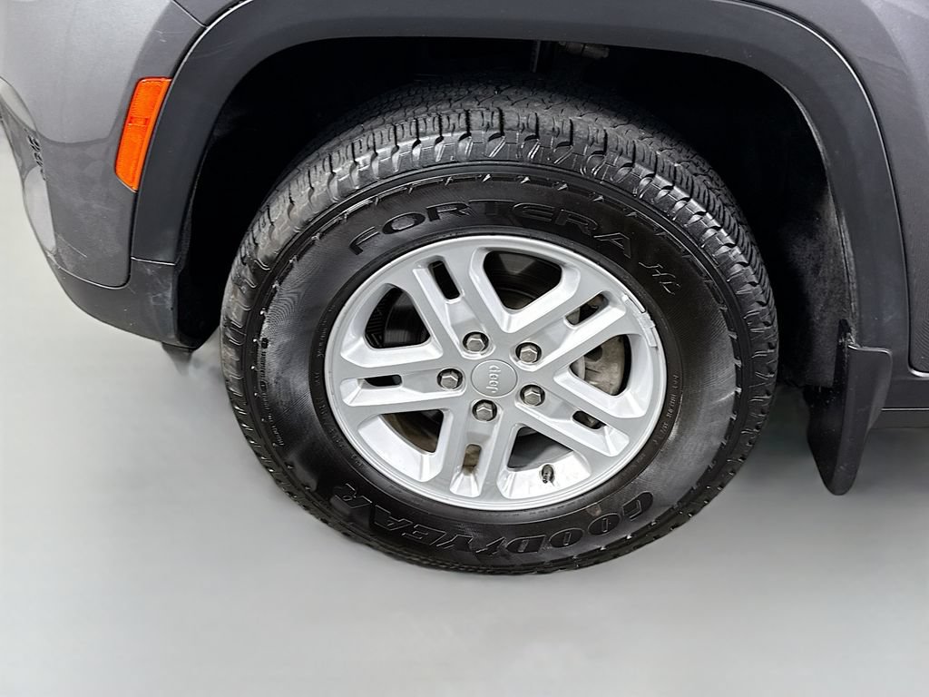 Used 2025 Jeep Grand Cherokee Laredo w/ MOPAR Finishing Package AWD/4WD image 34