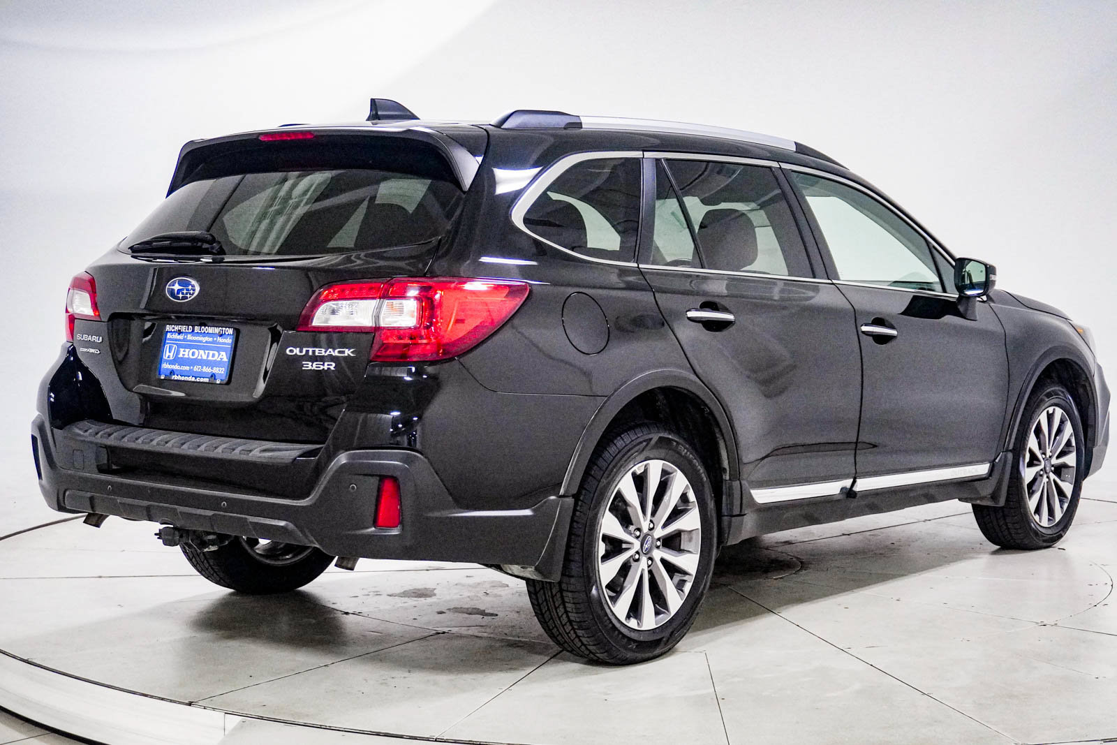 Used 2019 Subaru Outback 3.6R Touring w/ Popular Package #3A AWD/4WD image 11