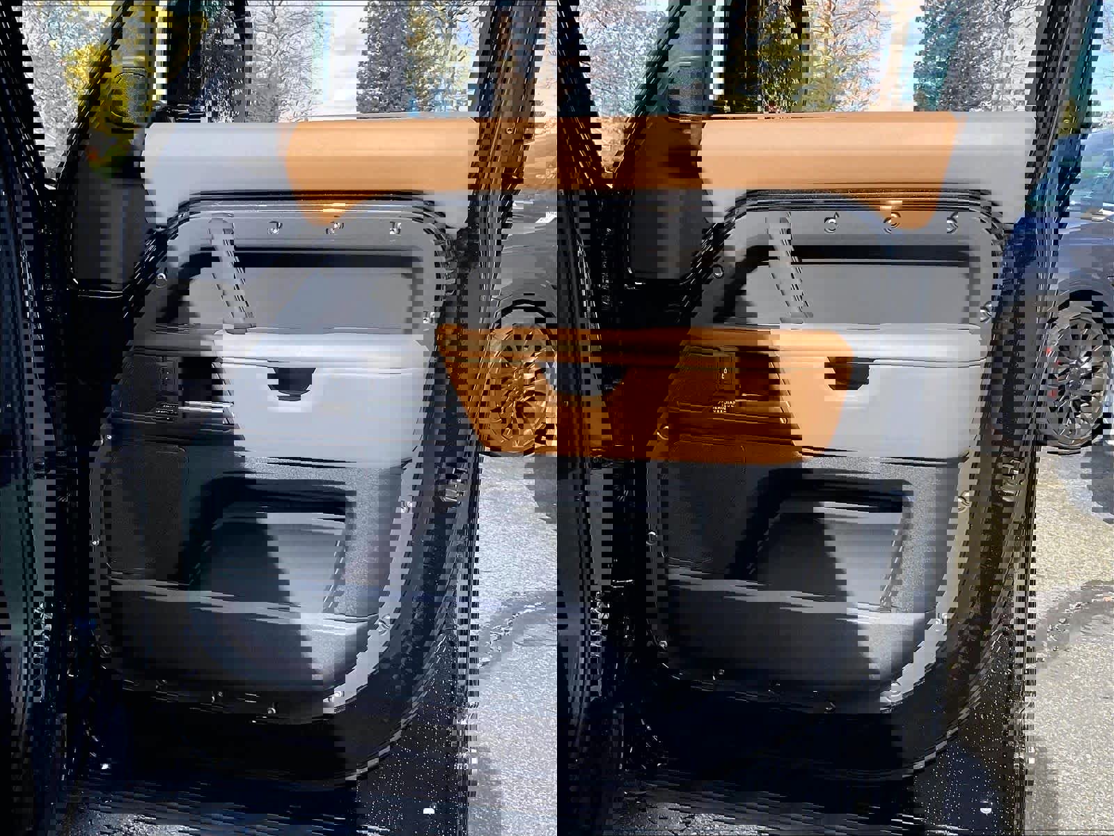 Used 2025 Land Rover Defender 130 X-Dynamic SE image 25