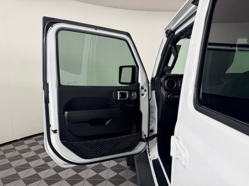 Used 2020 Jeep Wrangler Unlimited Sahara AWD/4WD image 27