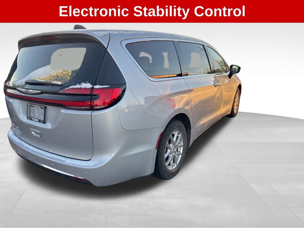 Used 2024 Chrysler Pacifica Touring-L w/ Uconnect Theater Family Group image 5