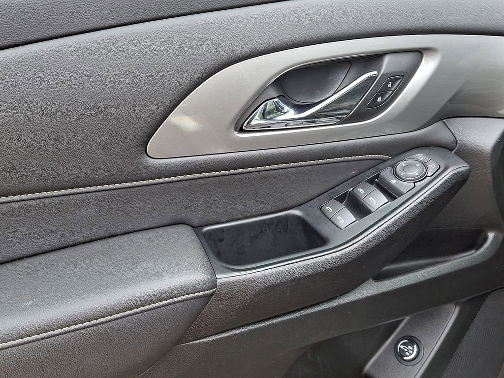 Used 2023 Chevrolet Traverse LT image 15