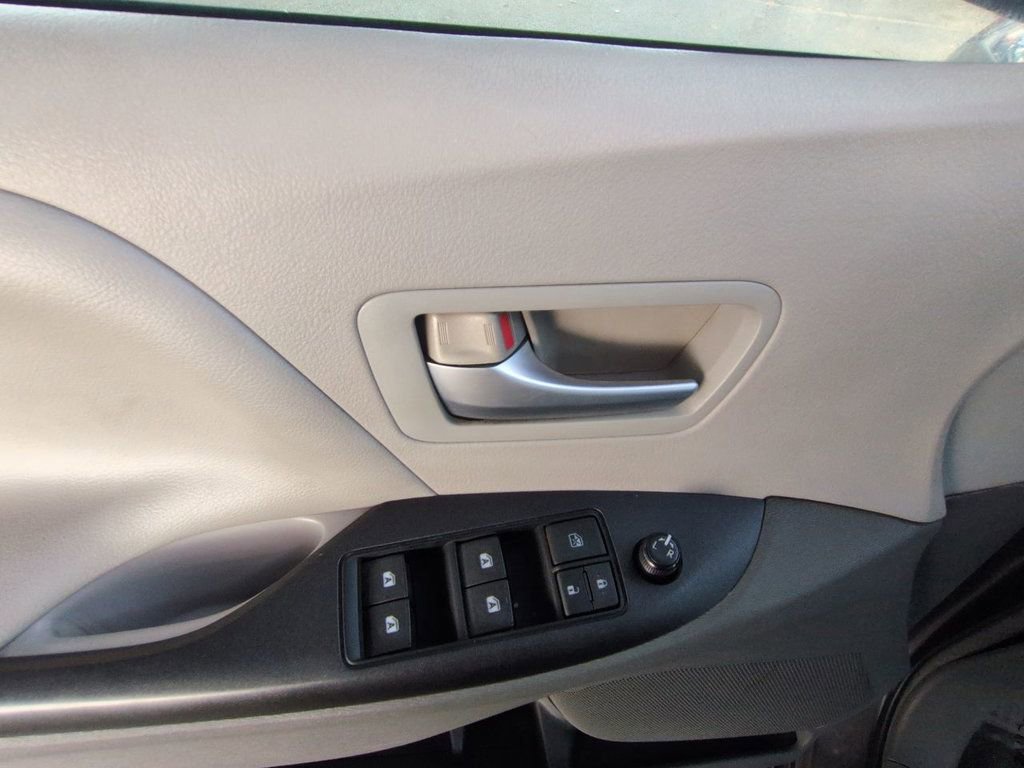 Used 2015 Toyota Sienna LE image 12