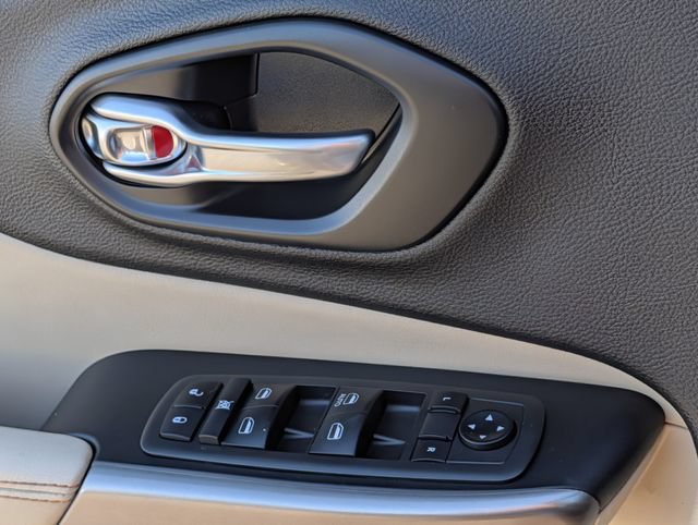 Used 2019 Jeep Cherokee Latitude w/ Popular Appearance Group FWD image 23