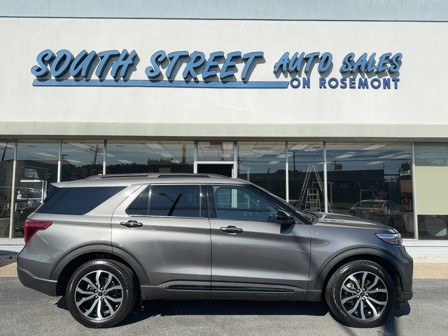 Used 2023 Ford Explorer ST-Line AWD/4WD image 1