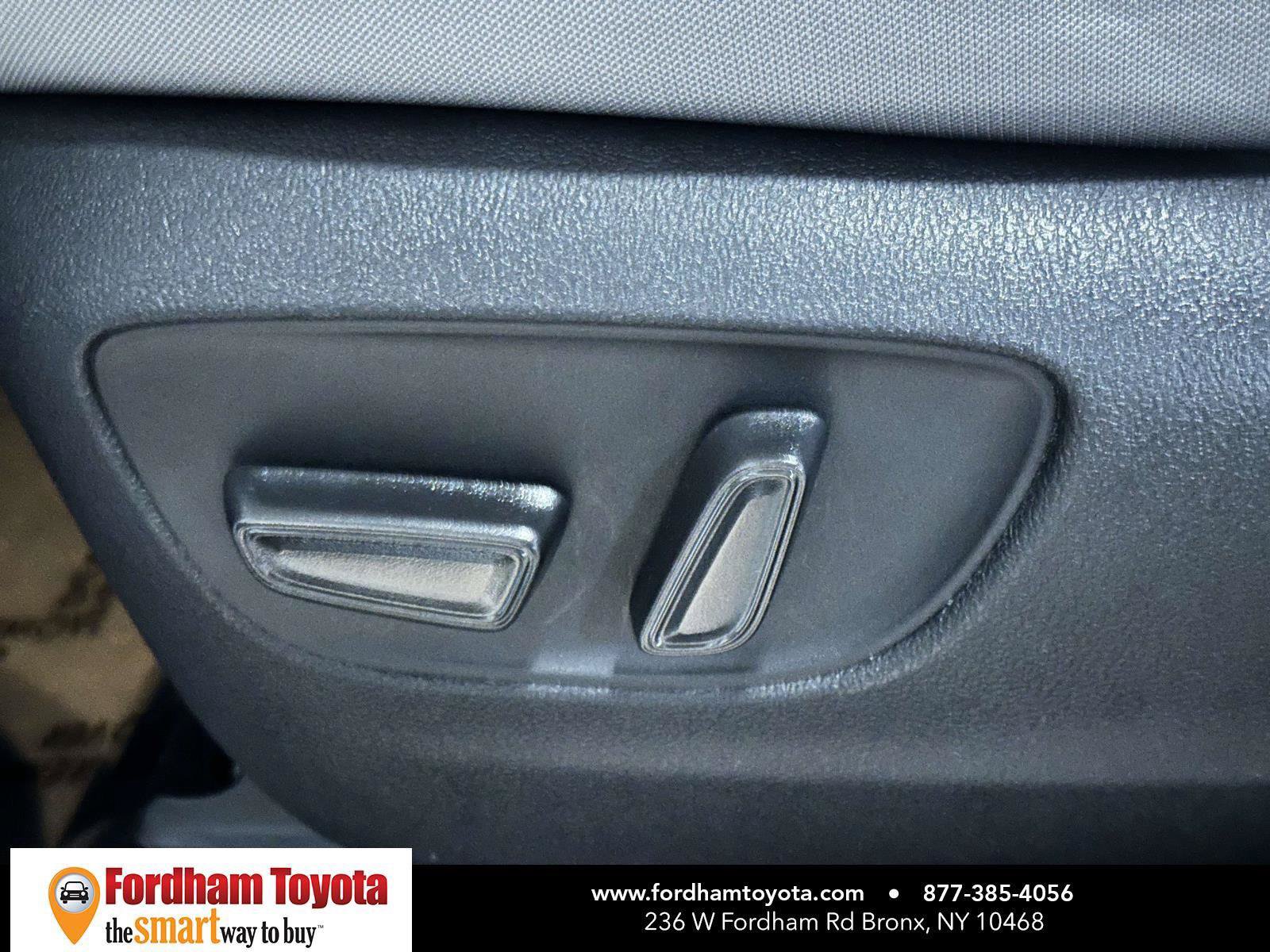 Used 2025 Toyota Sienna LE FWD image 22
