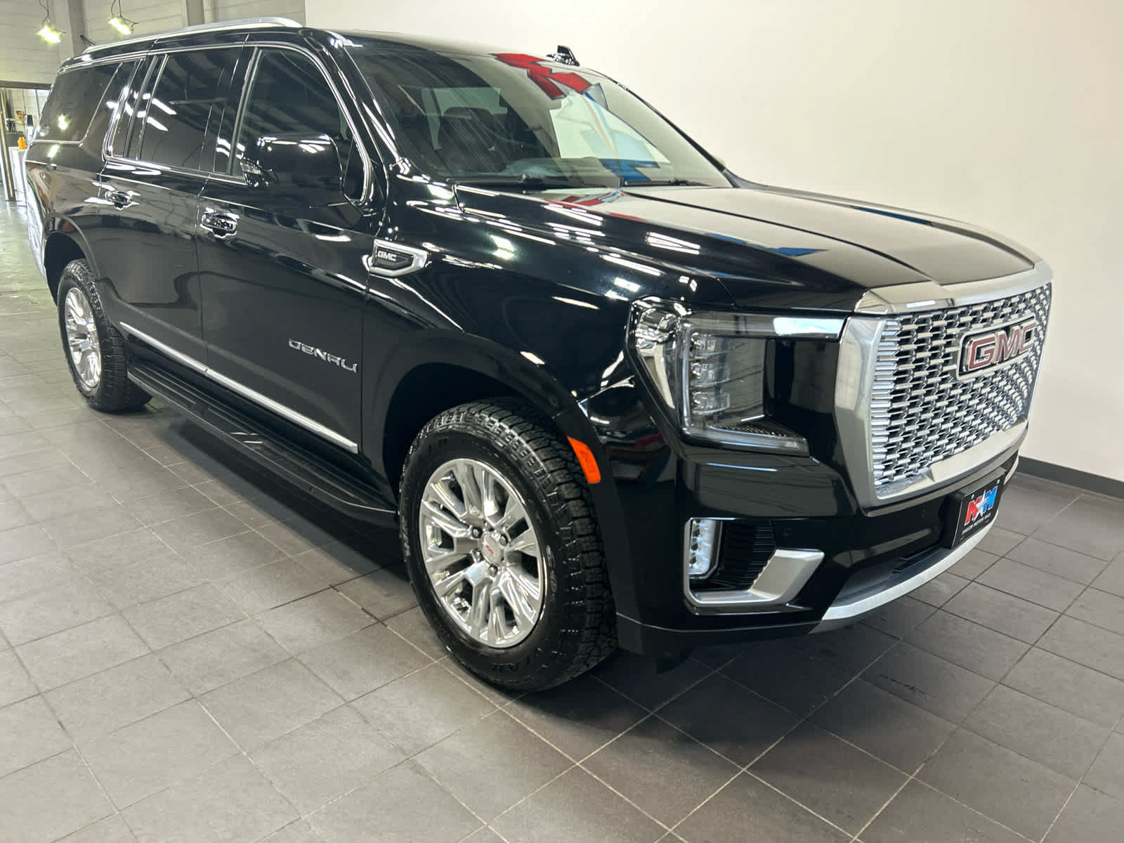 Used 2024 GMC Yukon XL Denali AWD/4WD image 2