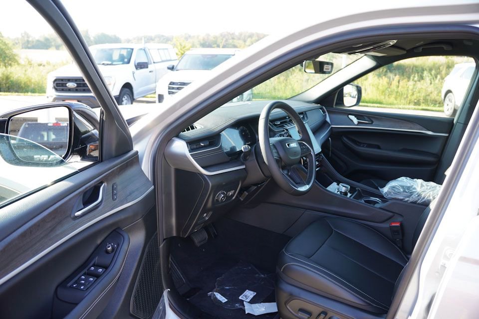 New 2025 Jeep Grand Cherokee L Limited w/ Trailer Tow Package image 10