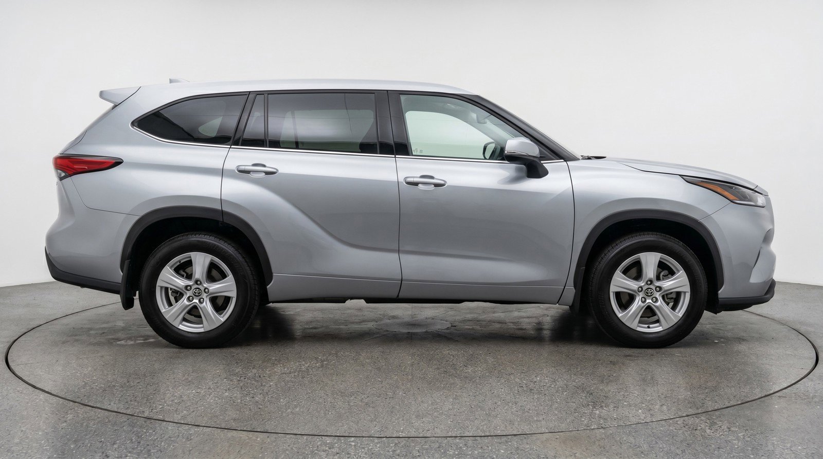 Used 2025 Toyota Highlander LE FWD image 11